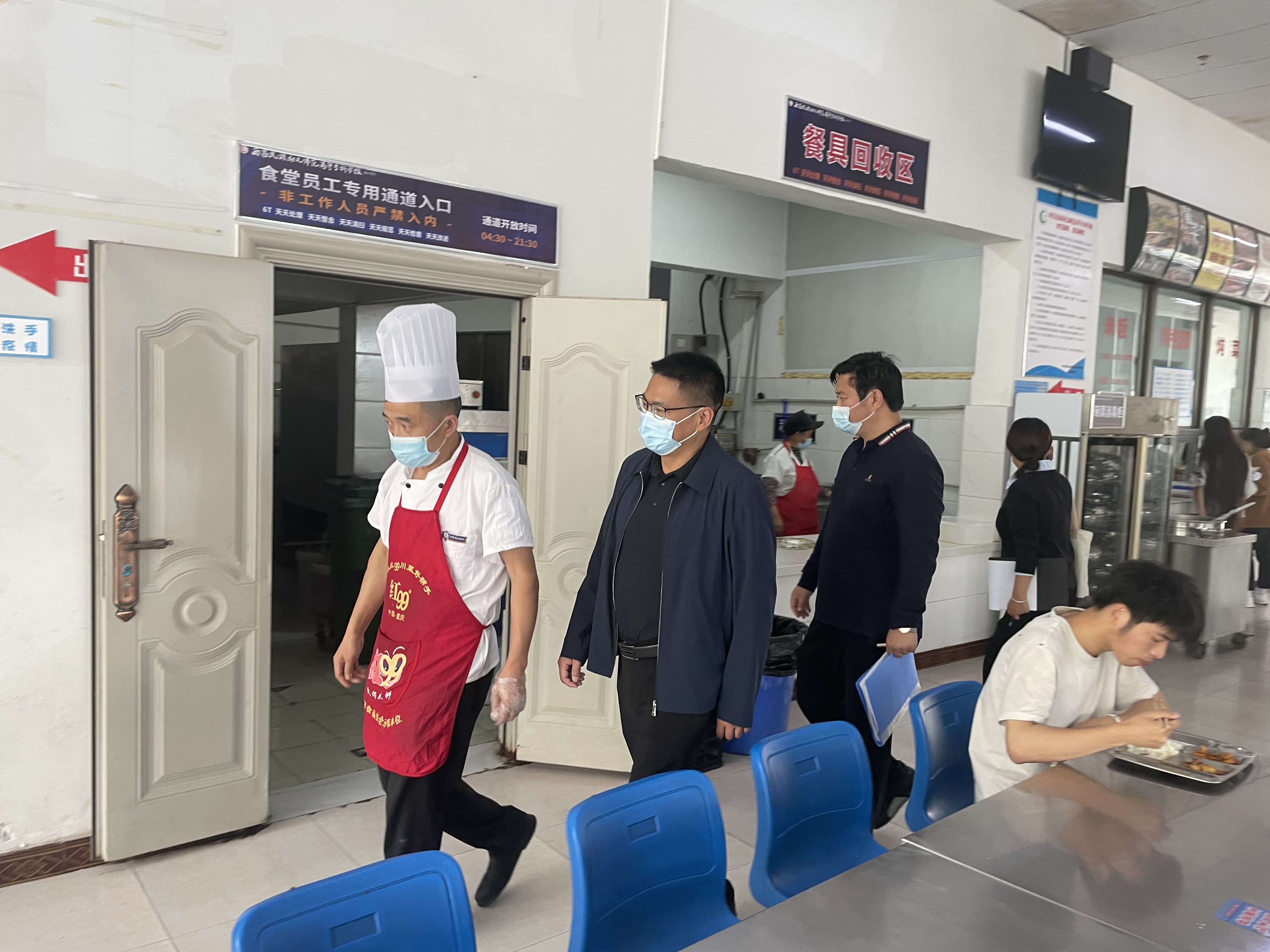 ▲图为沙德康书记在食堂督查食品安全▲